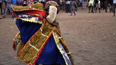 Imagem de Egun, um espírito ancestral da Umbanda e do Candomblé, dançando em um terreiro.