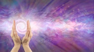 Imagem das mãos de uma mulher unidas e ao centro uma energia em tons de roxo, lilás e rosa, simbolizando o Reiki.