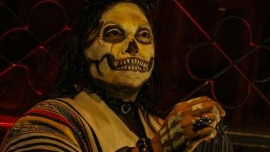 Imagem de uma pessoal, usando uma máscara de caveira, simbolizando o Exu Caveirinha na Umbanda.