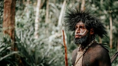 Imagem de um índigena no meio de uma floresta, simbolizando o caboclo Zé Pereira da Umbanda.