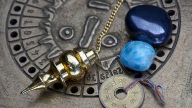 Horóscopo do dia de hoje (02/11/2025): previsões dos signos para Domingo