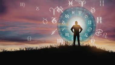 Silhueta de pessoa em pé ao pôr do sol com um círculo astrológico luminoso e símbolos do zodíaco ao redor.