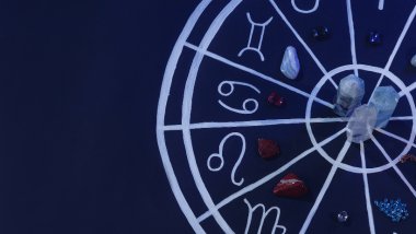 No foco da imagem, há uma Roda do Zodíaco e, em cima dela, há pedras.