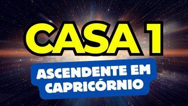 Há um escrito grande "CASA 1" no centro da imagem. Embaixo e um pouco menor, há um escrito "ASCENDENTE EM CAPRICÓRNIO". Ao fundo, há o universo e uma luz brilhante.