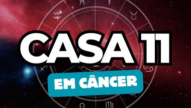 Há um escrito grande "CASA 11" no centro da imagem. Embaixo e um pouco menor, há um escrito "EM CÂNCER". Ao fundo, há o universo e uma roda do zodíaco.