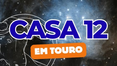Há um escrito grande "CASA 12" no centro da imagem. Embaixo e um pouco menor, há um escrito "EM TOURO". Ao fundo, há o universo e uma imagem do símbolo de Touro.