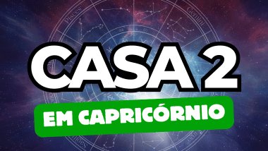 Há um escrito grande "CASA 2" no centro da imagem. Embaixo e um pouco menor, há um escrito "EM CAPRICÓRNIO". Ao fundo, há o universo e uma roda do zodíaco.