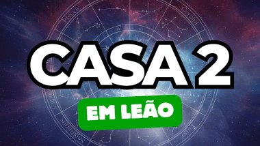 Há um escrito grande "CASA 2" no centro da imagem. Embaixo e um pouco menor, há um escrito "EM LEÃO". Ao fundo, há o universo e uma roda do zodíaco.
