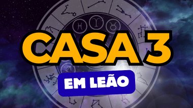 Há um escrito grande "CASA 3" no centro da imagem. Embaixo e um pouco menor, há um escrito "EM LEÃO". Ao fundo, há o universo e uma roda do zodíaco.