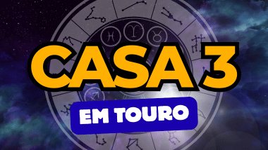 Há um escrito grande "CASA 3" no centro da imagem. Embaixo e um pouco menor, há um escrito "EM TOURO". Ao fundo, há o universo e uma roda do zodíaco.