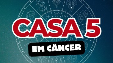 Há um escrito grande "CASA 5" no centro da imagem. Embaixo e um pouco menor, há um escrito "EM CÂNCER". Ao fundo, há o universo e uma roda do zodíaco.