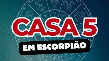 Há um escrito grande "CASA 5" no centro da imagem. Embaixo e um pouco menor, há um escrito "EM ESCORPIÃO". Ao fundo, há o universo e uma roda do zodíaco.