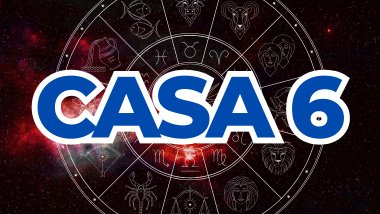 Há um escrito grande "CASA 6" no centro da imagem. Ao fundo, há o universo e uma roda do zodíaco.