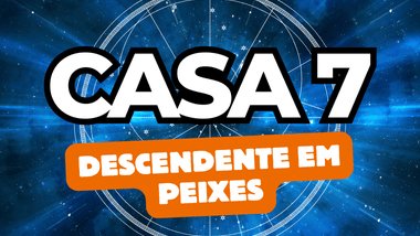 Há um escrito grande "CASA 7" no centro da imagem. Embaixo e um pouco menor, há um escrito "DESCENDENTE EM PEIXES". Ao fundo, há o universo e um círculo astrológico.
