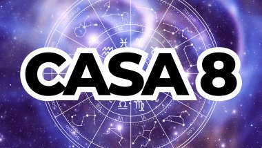 Há um escrito grande "CASA 8" no centro da imagem. Ao fundo, há o universo e uma roda do zodíaco.