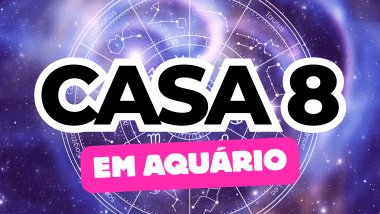 Há um escrito grande "CASA 8" no centro da imagem. Embaixo e um pouco menor, há um escrito "EM AQUÁRIO". Ao fundo, há o universo e uma roda do zodíaco.