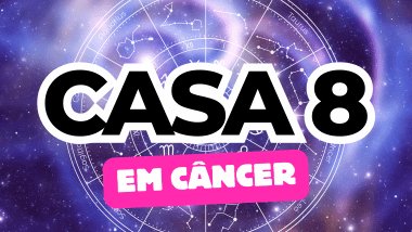Há um escrito grande "CASA 8" no centro da imagem. Embaixo e um pouco menor, há um escrito "EM CÂNCER". Ao fundo, há o universo e uma roda do zodíaco.