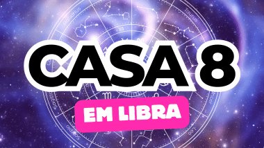 Há um escrito grande "CASA 8" no centro da imagem. Embaixo e um pouco menor, há um escrito "EM LIBRA". Ao fundo, há o universo e uma roda do zodíaco.