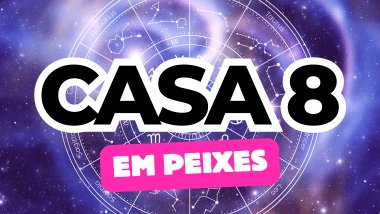 Há um escrito grande "CASA 8" no centro da imagem. Embaixo e um pouco menor, há um escrito "EM PEIXES". Ao fundo, há o universo e uma roda do zodíaco.