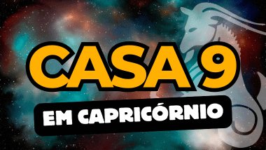 Há um escrito grande "CASA 9" no centro da imagem. Embaixo e um pouco menor, há um escrito "EM CAPRICÓRNIO". Ao fundo, há o universo e uma imagem do símbolo de Capricórnio.