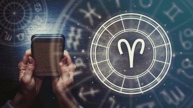 Pessoa segurando celular com símbolo de Áries sobreposto a um círculo zodiacal em fundo místico.