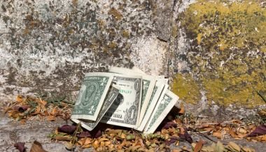 Sonhar que está perdendo dinheiro