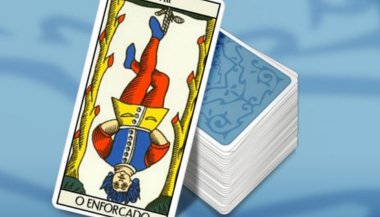 3 passos para vivenciar o aspecto positivo do arcano 12 – O Enforcado