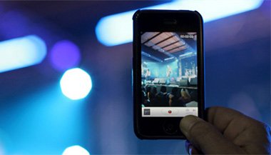 A geração que vive através das lentes