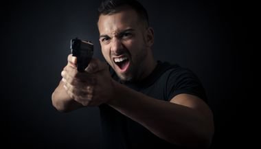 Sonhar com arma apontada