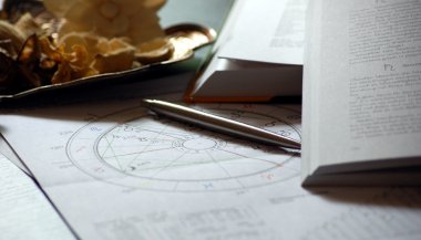 Horóscopo do dia de hoje (12/10): previsões dos signos para sábado