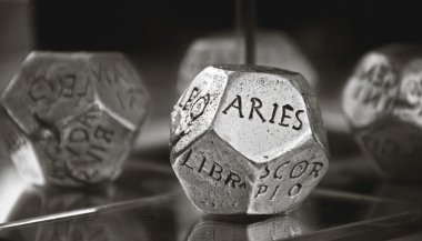 Horóscopo do dia de hoje (17/10): previsões dos signos para quinta-feira