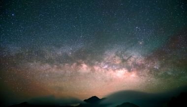 Horóscopo do dia de hoje (18/05/2025): previsões dos signos para domingo