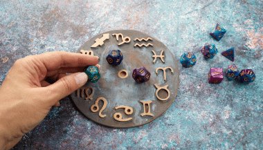 Horóscopo do dia de hoje (24/11): previsões dos signos para domingo