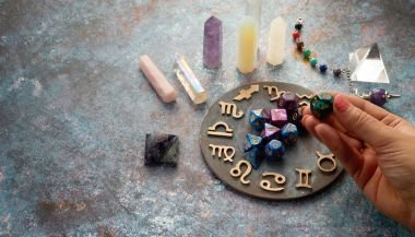 Horóscopo do dia de hoje (25/02): previsões dos signos para terça-feira