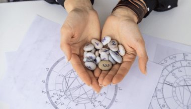 Horóscopo do dia de hoje (31/03/2025): previsões dos signos para segunda-feira