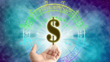 No foco da imagem, há uma Roda do Zodíaco com os símbolos dos signos e há um cifrão no centro da roda.