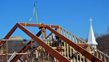 Sonhar com igreja em construção