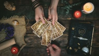 Tiragens de Tarot: conheça técnicas e métodos