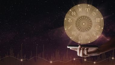 Imagem de uma mão segurando um celular e sobre ele, uma mandala astrológica.