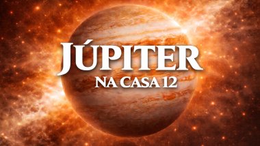 Ilustração do planeta Júpiter em tons alaranjados e dourados, com faixas atmosféricas visíveis, sobre um fundo espacial luminoso. Texto central em destaque: “JÚPITER” e, abaixo, “NA CASA 12”, em fonte branca e grande.
