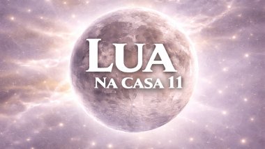 Ilustração da Lua em tons prateados e suaves, com superfície detalhada, sobre um fundo espacial claro e etéreo. Texto central: “LUA” e, abaixo, “NA CASA 11”, em fonte branca e grande.