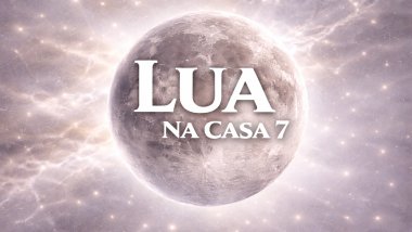 Ilustração da Lua em tons prateados e suaves, com superfície detalhada, sobre um fundo espacial claro e etéreo. Texto central: “LUA” e, abaixo, “NA CASA 7”, em fonte branca e grande.