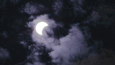 Por trás da Lua Nova