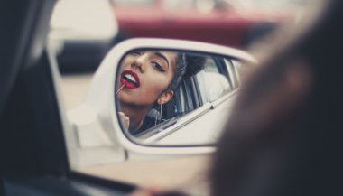 Como a mulher de cada signo lida com maquiagem