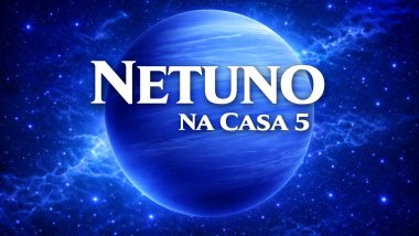 Ilustração do planeta Netuno em tons azul-intensos, com aparência gasosa, sobre um fundo espacial estrelado. Texto central em destaque: “NETUNO” e, abaixo, “NA CASA 5”, em fonte branca e grande.