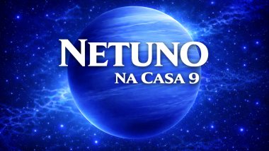 Ilustração do planeta Netuno em tons azul-intensos, com aparência gasosa, sobre um fundo espacial estrelado. Texto central em destaque: “NETUNO” e, abaixo, “NA CASA 9”, em fonte branca e grande.