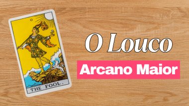 Montagem com a carta O Louco do Tarot inclinada para o lado. Ela está sobre uma mesa de madeira. Ao lado, há os escritos: "O Louco" e "Arcano Maior".