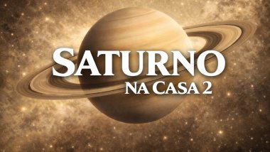 Ilustração do planeta Saturno em tons dourados, com anéis bem definidos, sobre um fundo cósmico iluminado. Texto central em destaque: “SATURNO” e, abaixo, “NA CASA 2”, em fonte branca e grande.