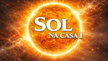 Ilustração do Sol em tons dourados e alaranjados, com brilho intenso e chamas ao redor, sobre um fundo espacial luminoso. Texto central: “SOL” e, abaixo, “NA CASA 1”, em fonte branca e grande.