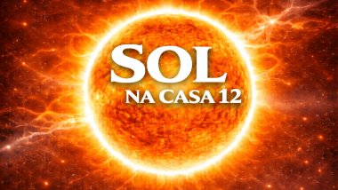 Ilustração do Sol em tons dourados e alaranjados, com brilho intenso e chamas ao redor, sobre um fundo espacial luminoso. Texto central: “SOL” e, abaixo, “NA CASA 12”, em fonte branca e grande.
